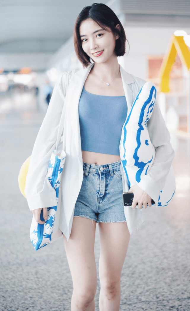 为证明自己是腿精许佳琪故意穿墨汁袜不料潮成学生党最爱