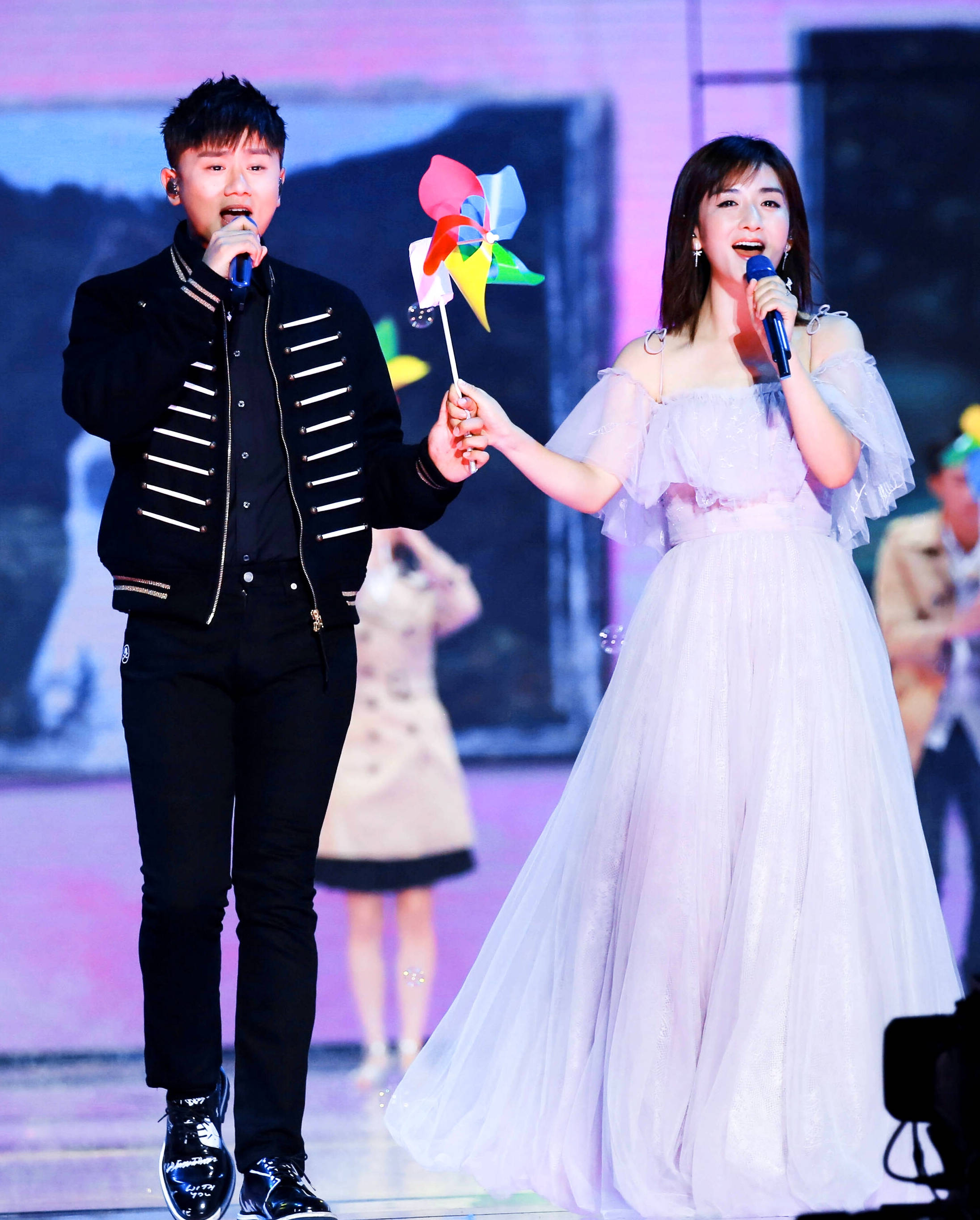 张杰这几年的发展其实挺不错的,歌传唱度很高,再加上有个好老婆谢娜