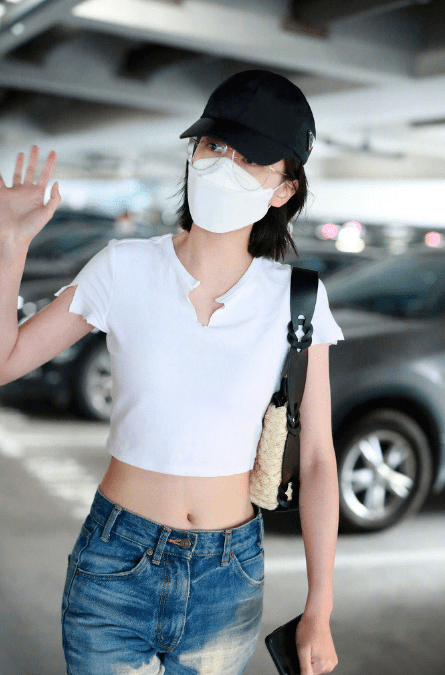 乔欣的腰肯定是上帝设计好的当她穿上白t恤作为女生的我酸了