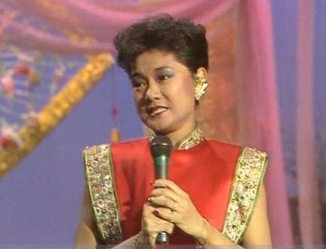 在晚会上连唱了《送给你明天的太阳》《我们见面又分手》两首歌