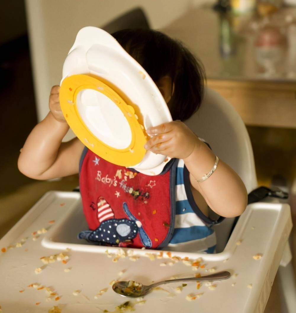 原创孩子多大能自己吃饭如何培养孩子自主进食和独立意识