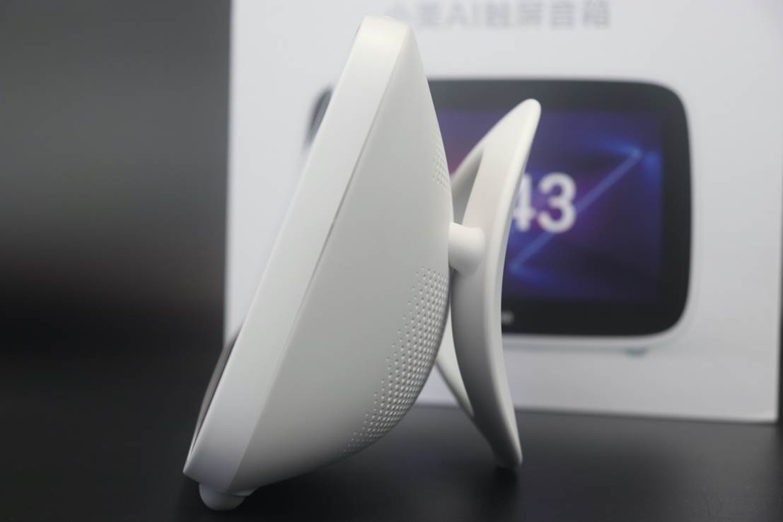家庭ai交互的第四屏智能家居的控制中心小美ai触屏音箱深度评测