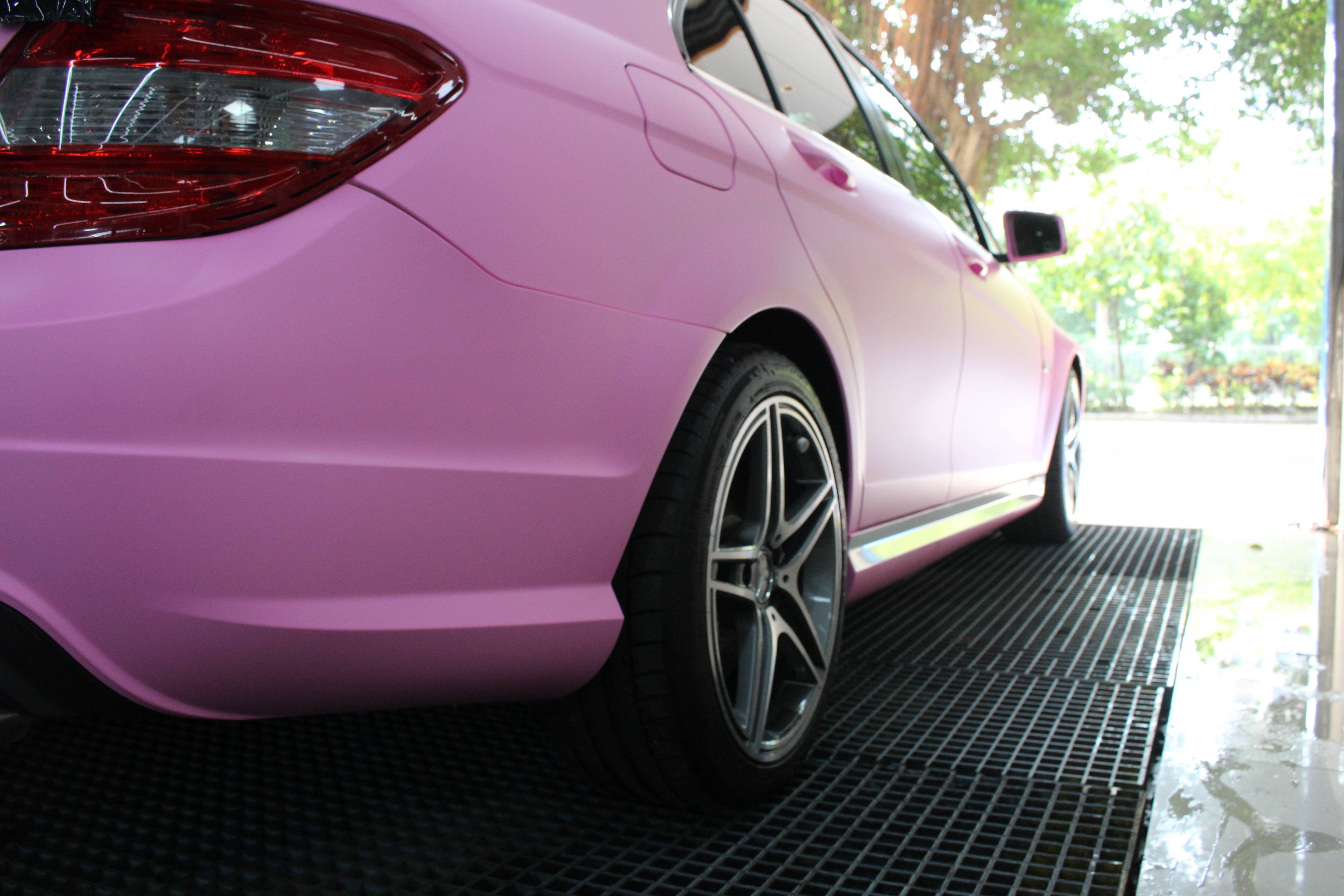 奔驰c级车身改色-电光金属樱花粉