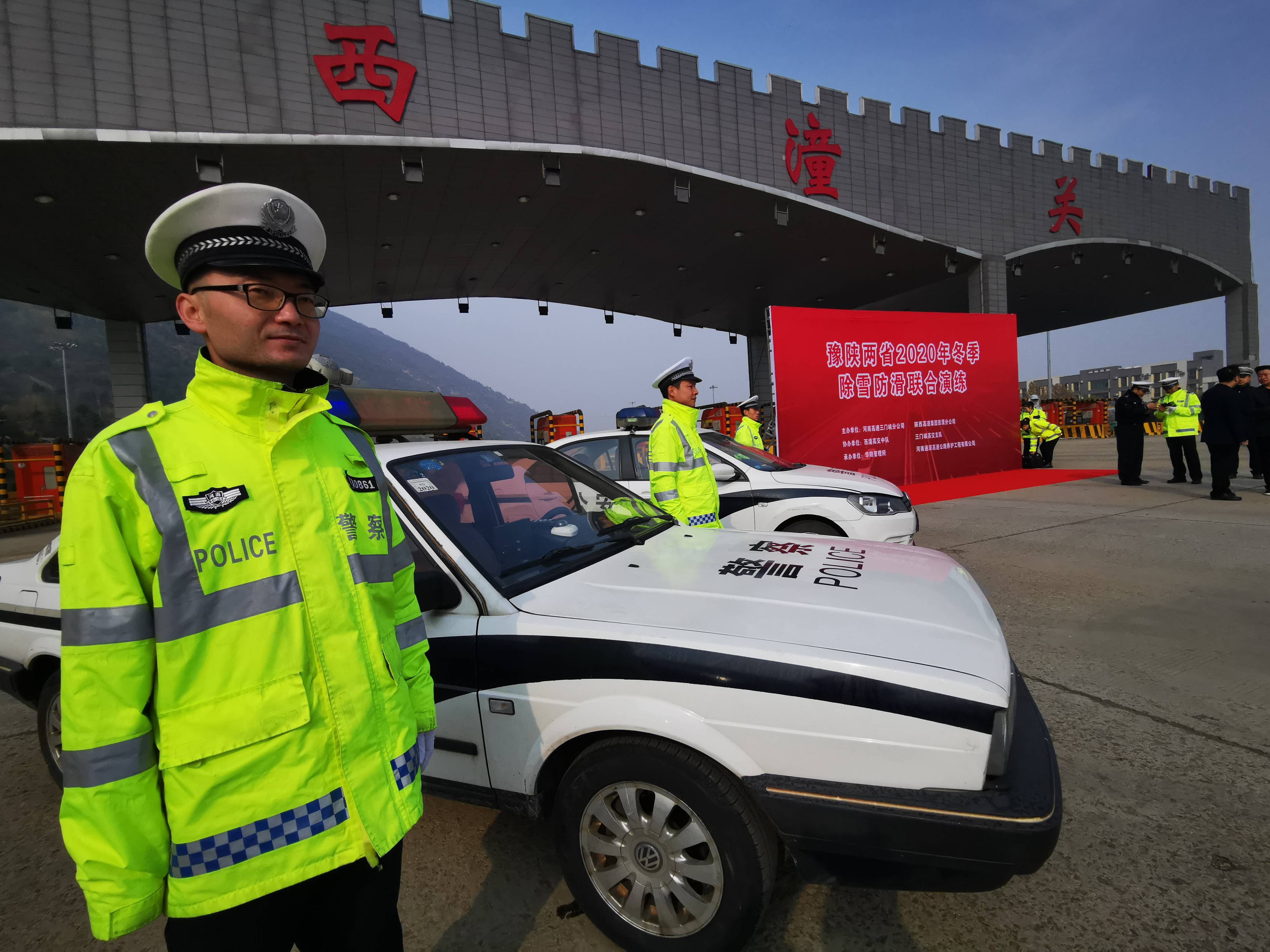 警车前导巡逻开道,除雪保通专用车进行前推后撒作业,路政巡逻车警示
