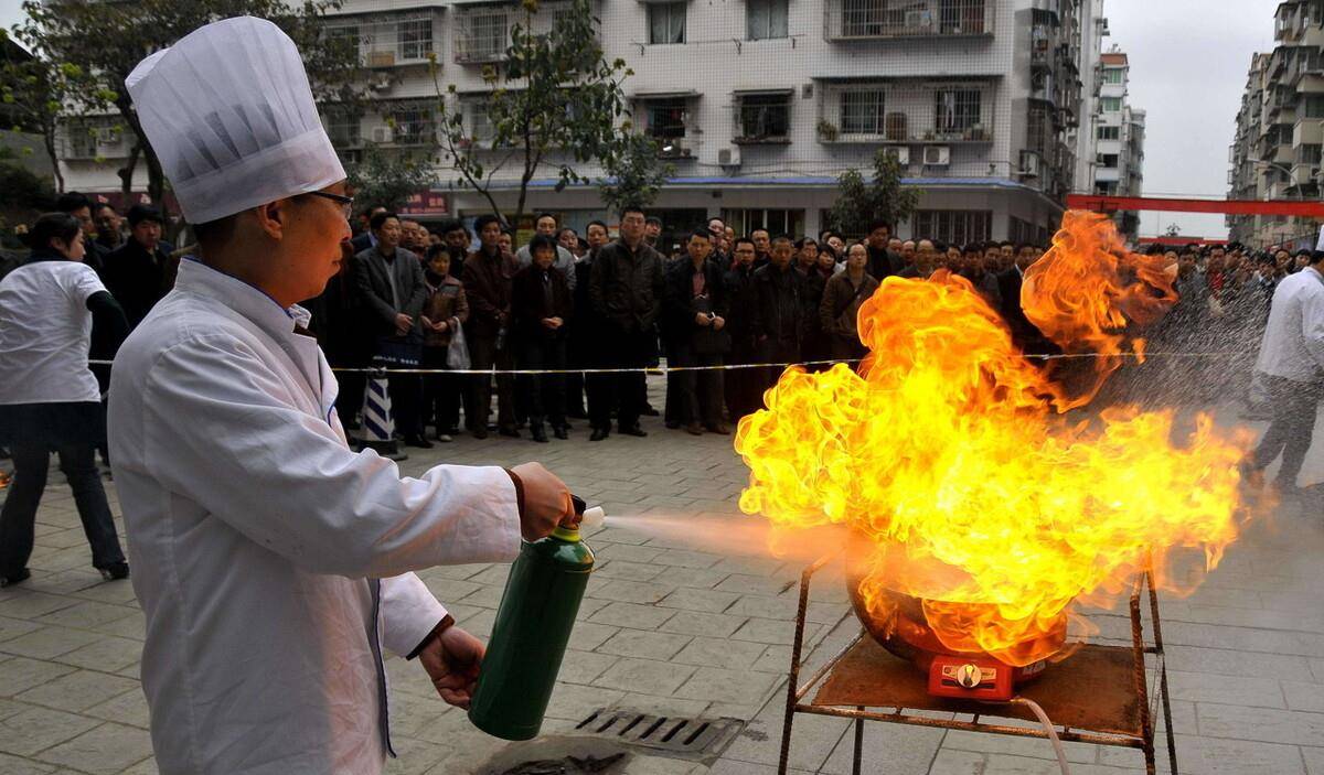 水不万能农村生活中有些着火不能用水灭否则可能引起更大灾祸