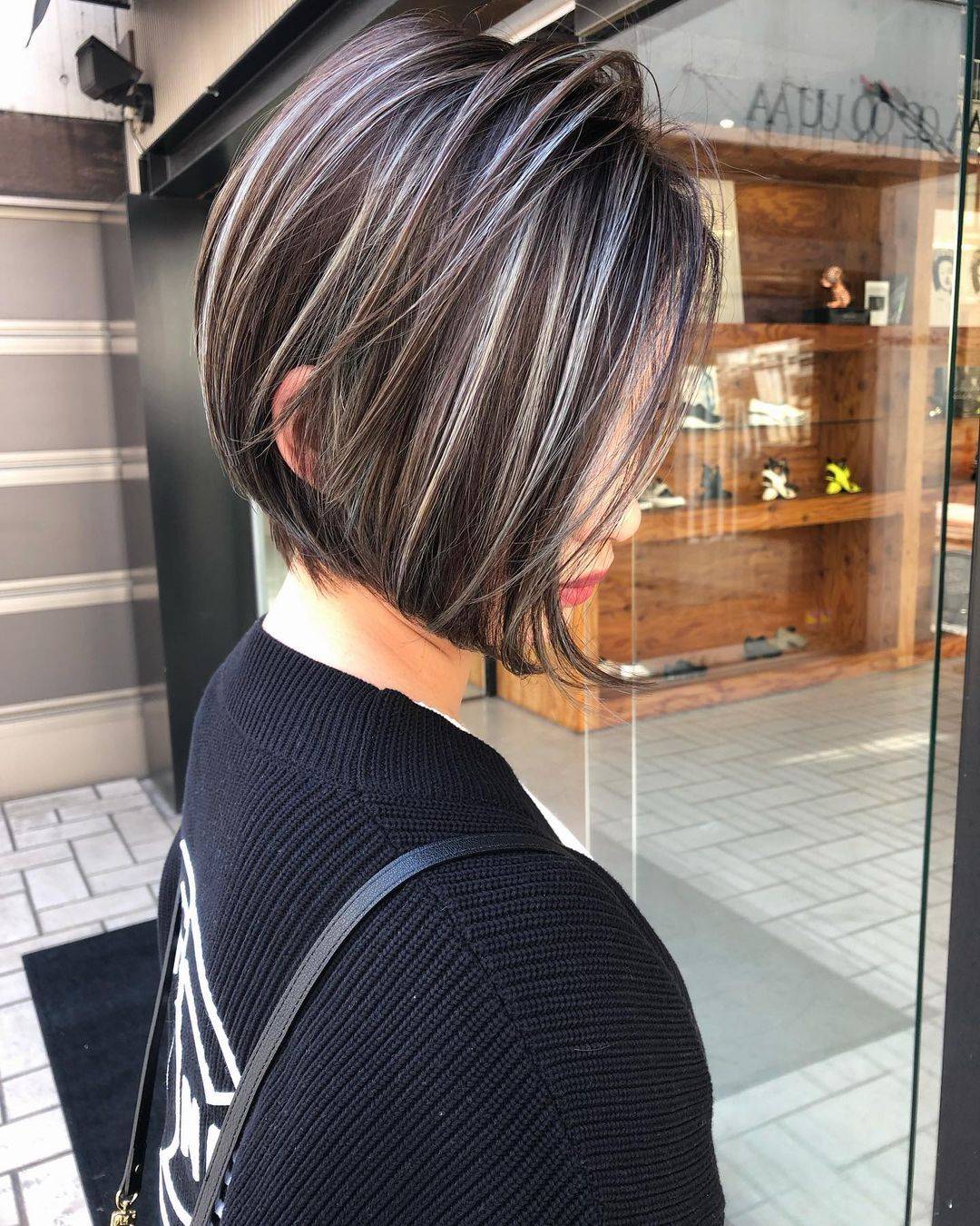 染太浅的发色吧又对头发的伤害比较大,选择今冬流行的"高光染"