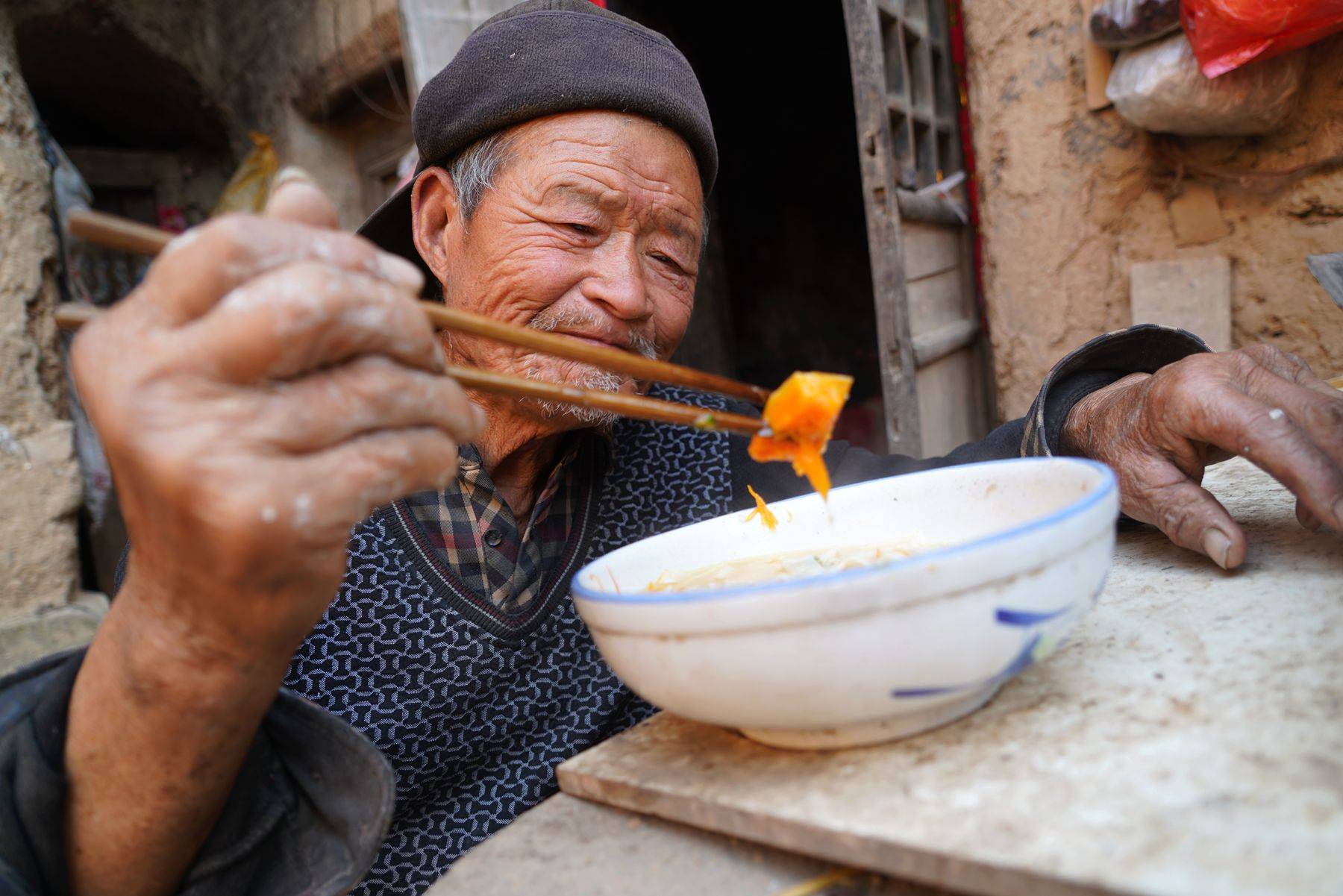原创76岁农民大爷爱吃素食40年不吃肉饭量惊人看活成啥样
