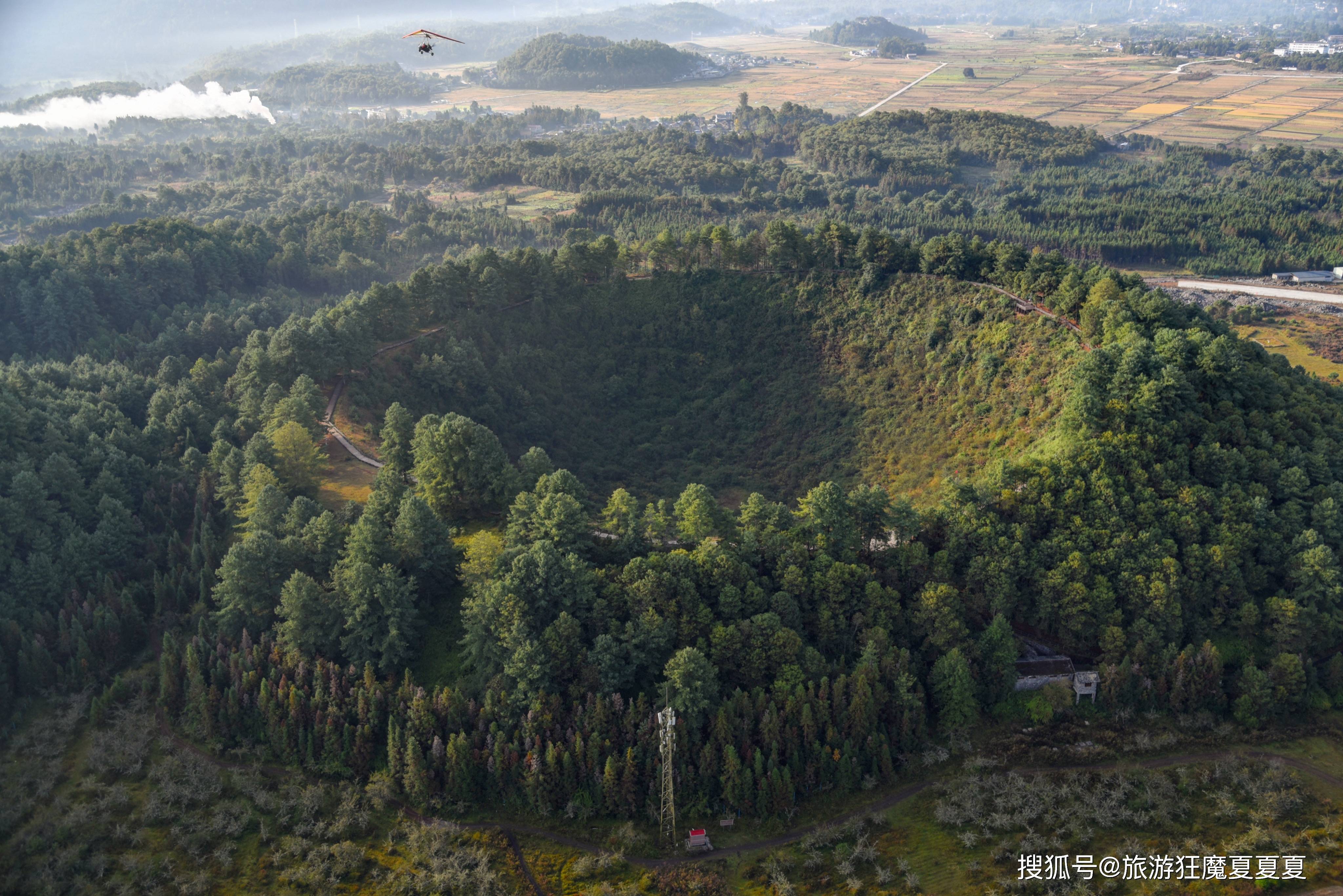 实拍我国最大的火山群,遍布97座新生代火山堆,热气球上风景震撼