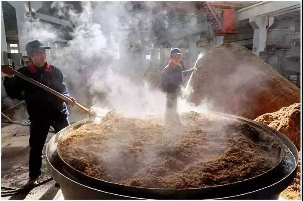 一,固態發酵前期進行糖化作用後期發酵作用澱粉釀成酒必需經過糖化與