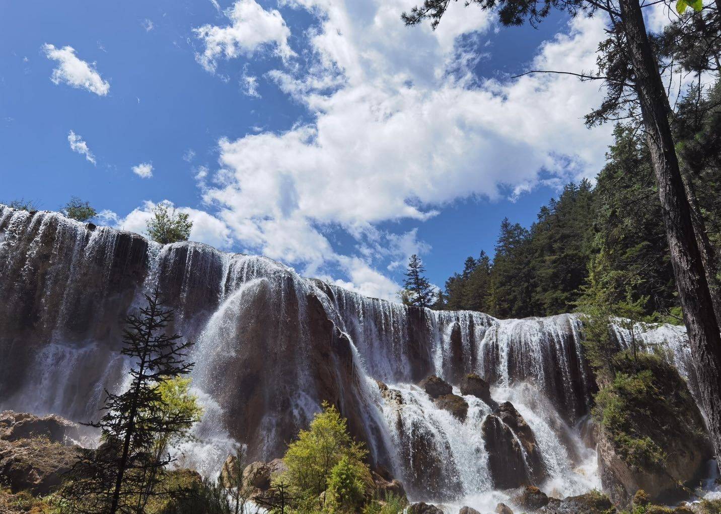天上瑶池,人间九寨,大自然的神美如梦似幻,让人心生敬畏