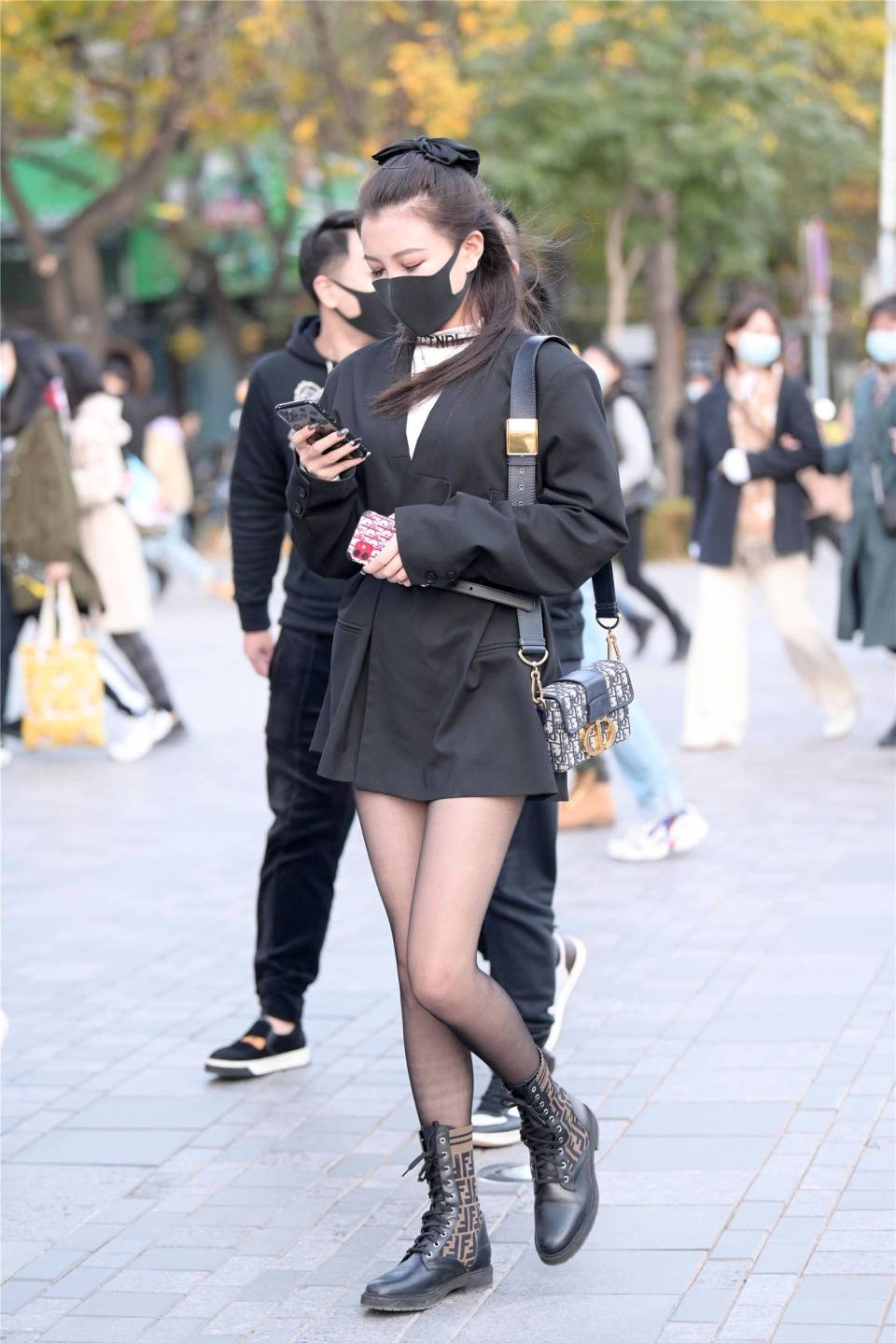 秋冬时节出门搭配短靴,可以选择一款黑色丝袜,美出自己的风格