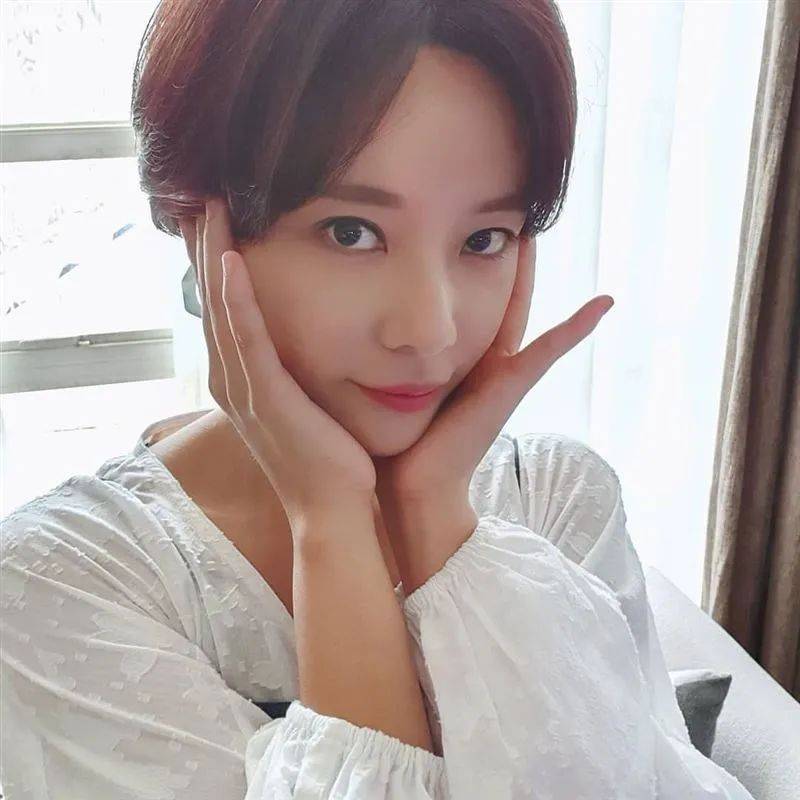 黄正音官宣离婚,昔日与富豪老公恩爱照曝光,婚变细节成谜