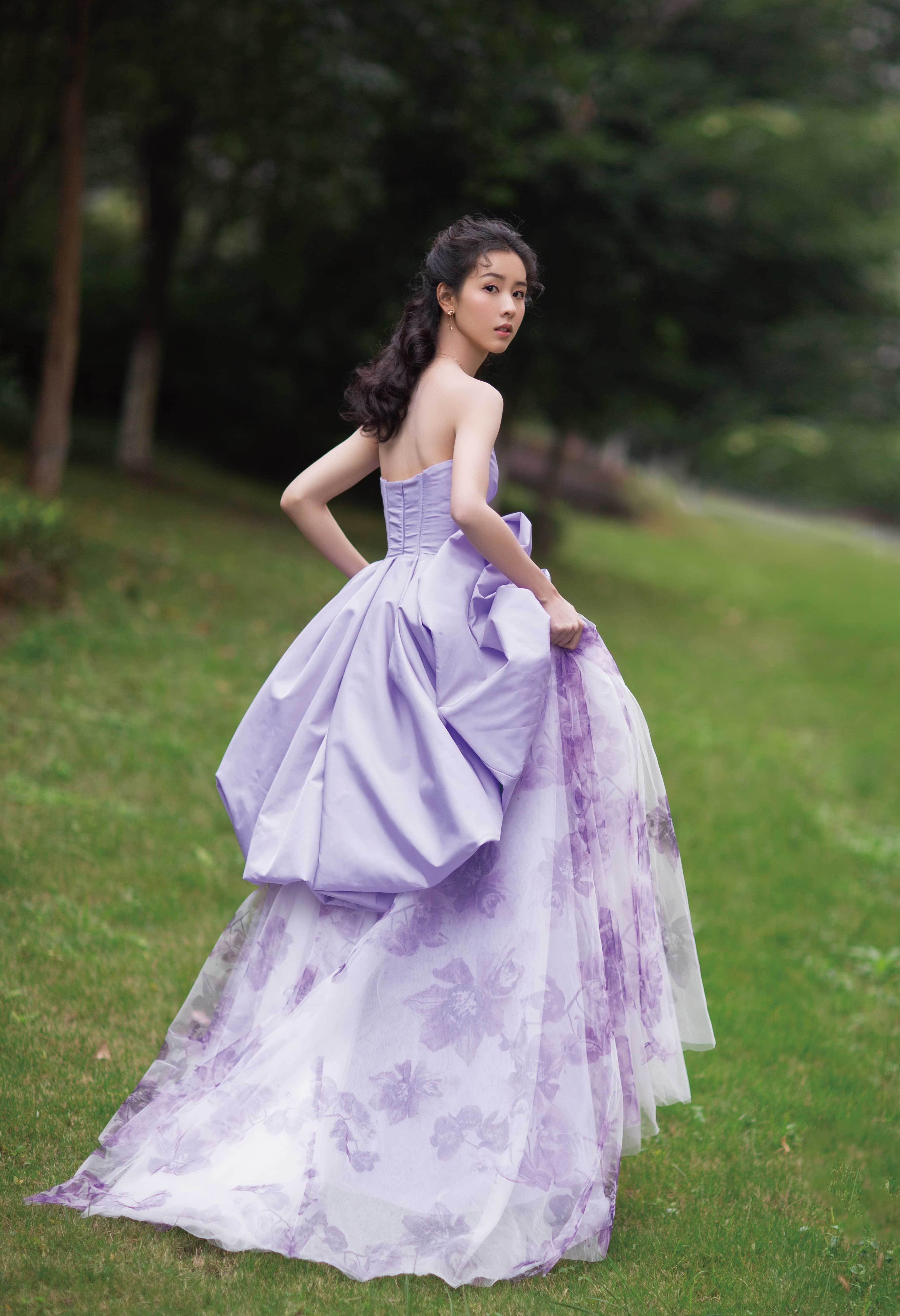 陈都灵中国网络电影节化身"凡尔赛公主" 飘逸长裙演绎别样温柔