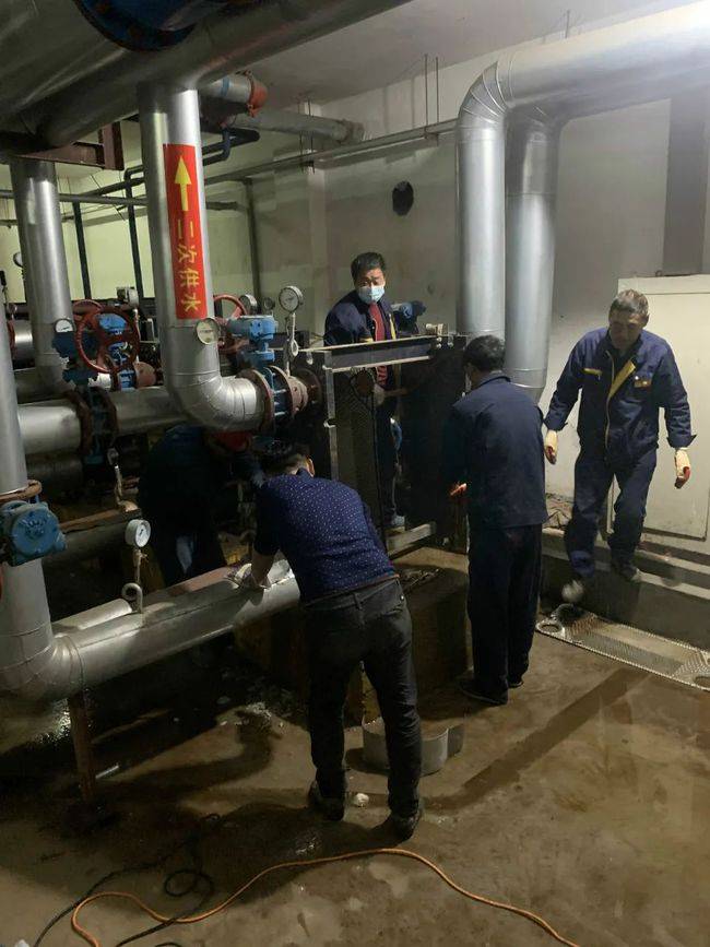 郑州热力公司工作人员为老小区热力站房更换新的换热器
