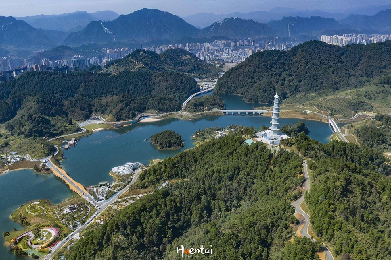 航拍贵州都匀绿博园,园外停车一位难求,园内山水相依如画卷