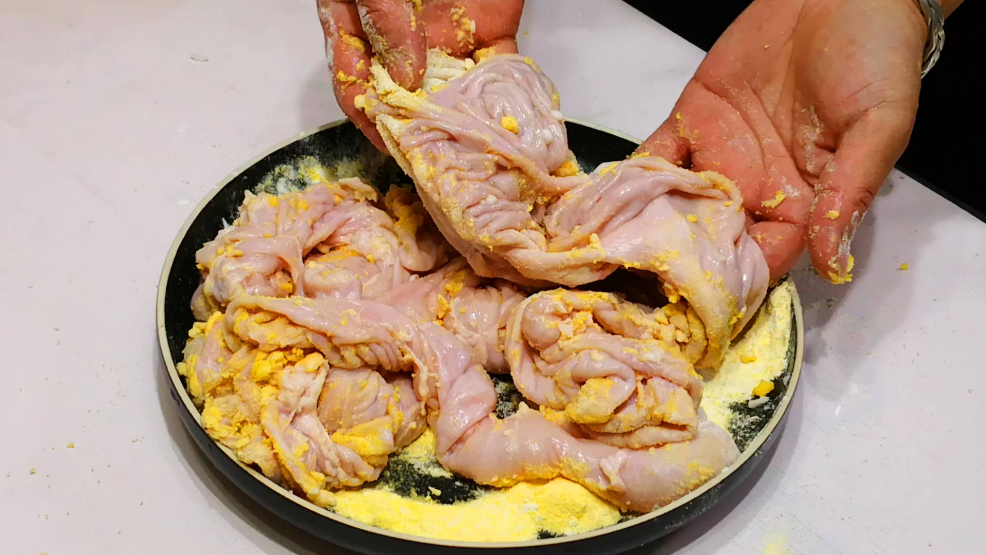 清洗猪大肠时,加醋加碱都不对!教你加"这3样",腥臭味全无!_吃货