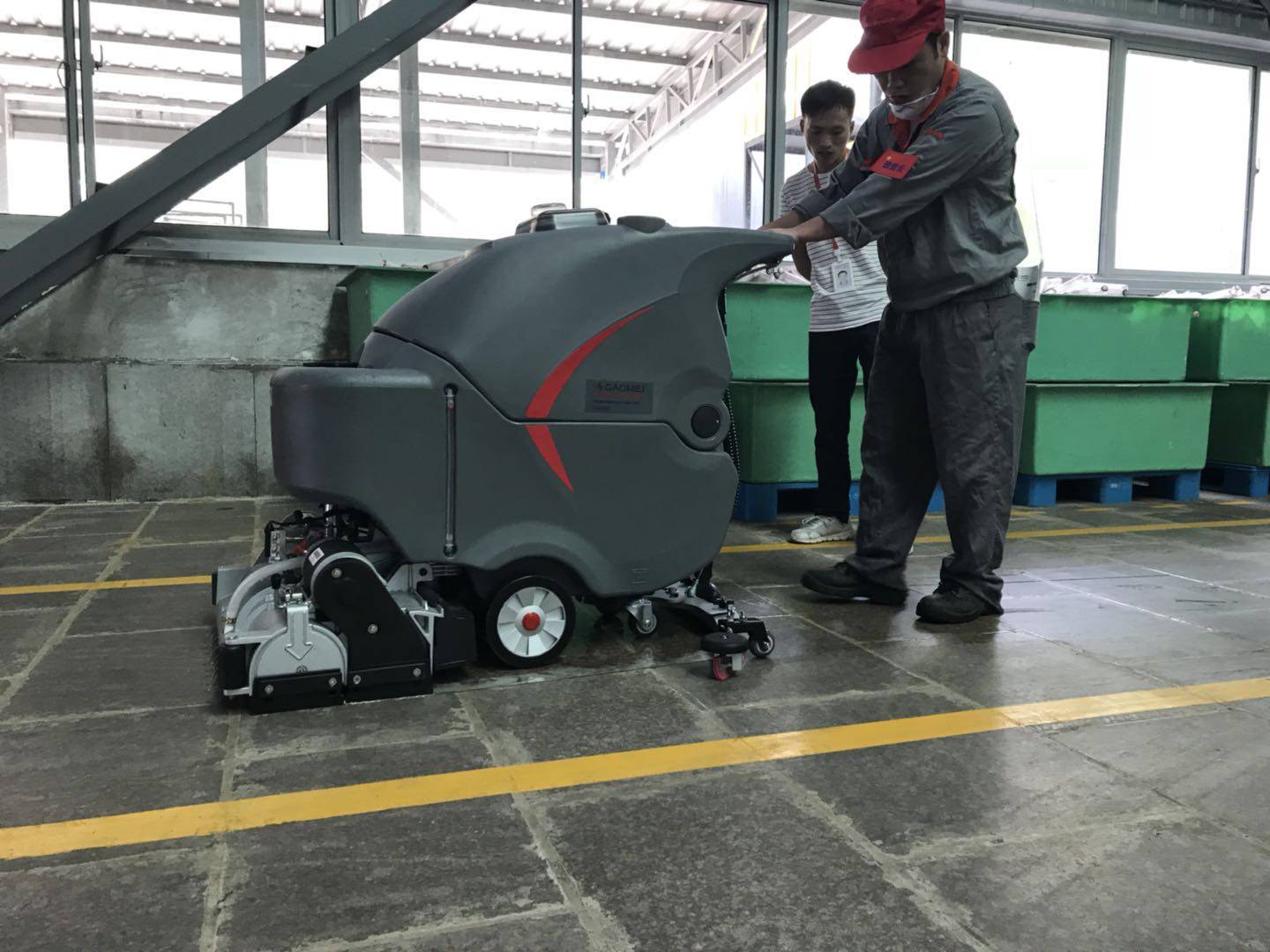 扫地机洗地机为新能源工厂做保洁一景