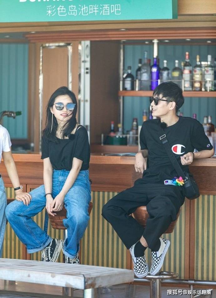 戚薇近日现身机场造型被网友们吐槽电视剧隐秘而伟大赵志勇为爱黑化