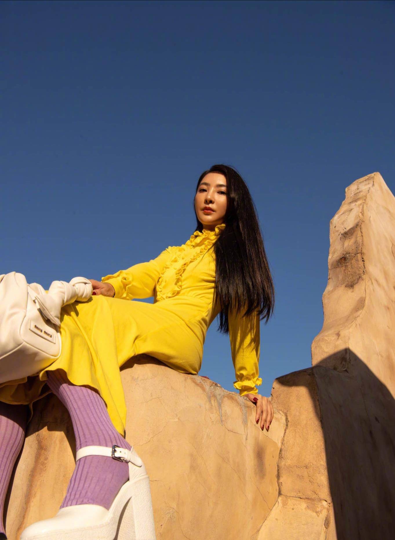 原创曹格老婆吴速玲真放得开金门街道拍时尚大片古铜色肌肤不显土