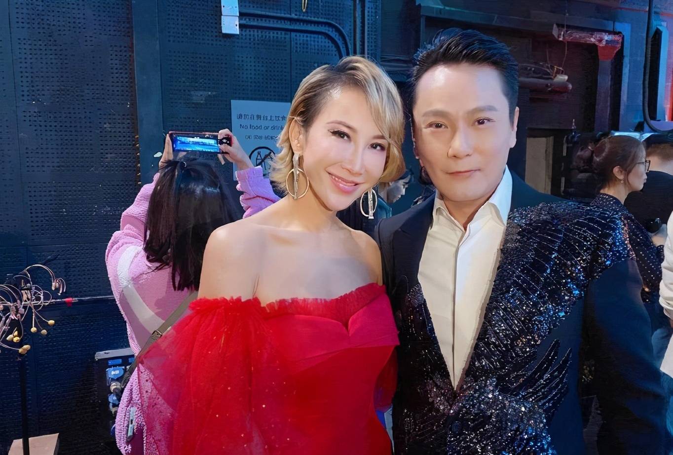 45岁的李玟穿露肩红裙,她仍是万人迷,可张信哲却来蹭合照了