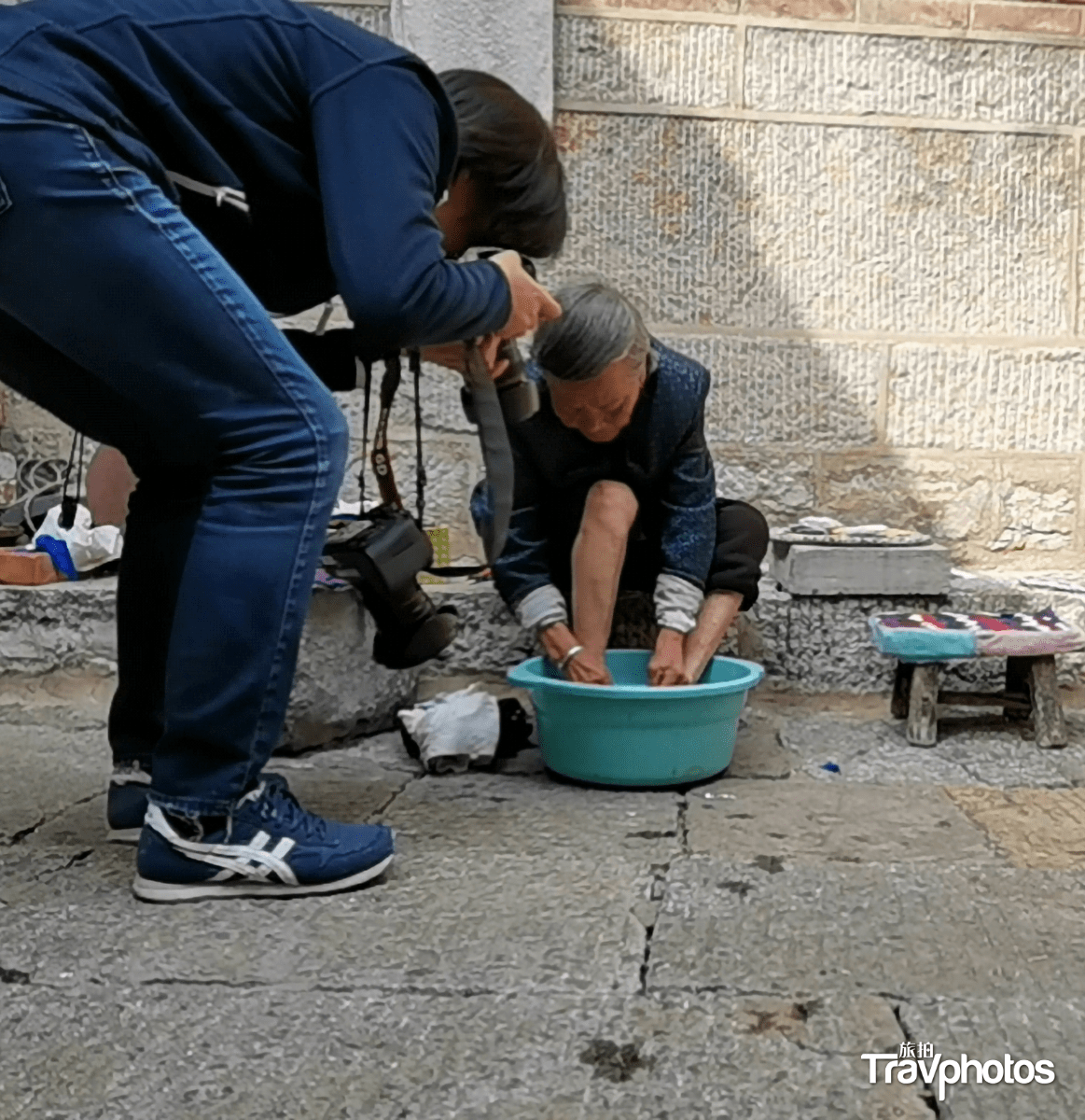 华人女摄影师镜头下的中国小脚奶奶,从缠足到直播跨越时代