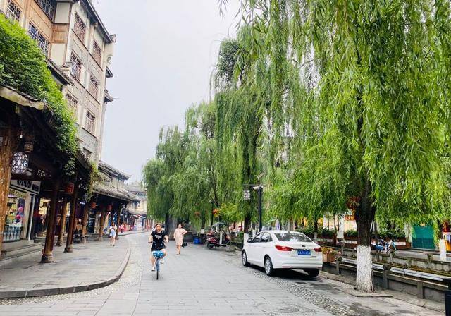 杨柳河位于都江堰古城区,因为栽种了很多杨柳而得名,街道全长约400米