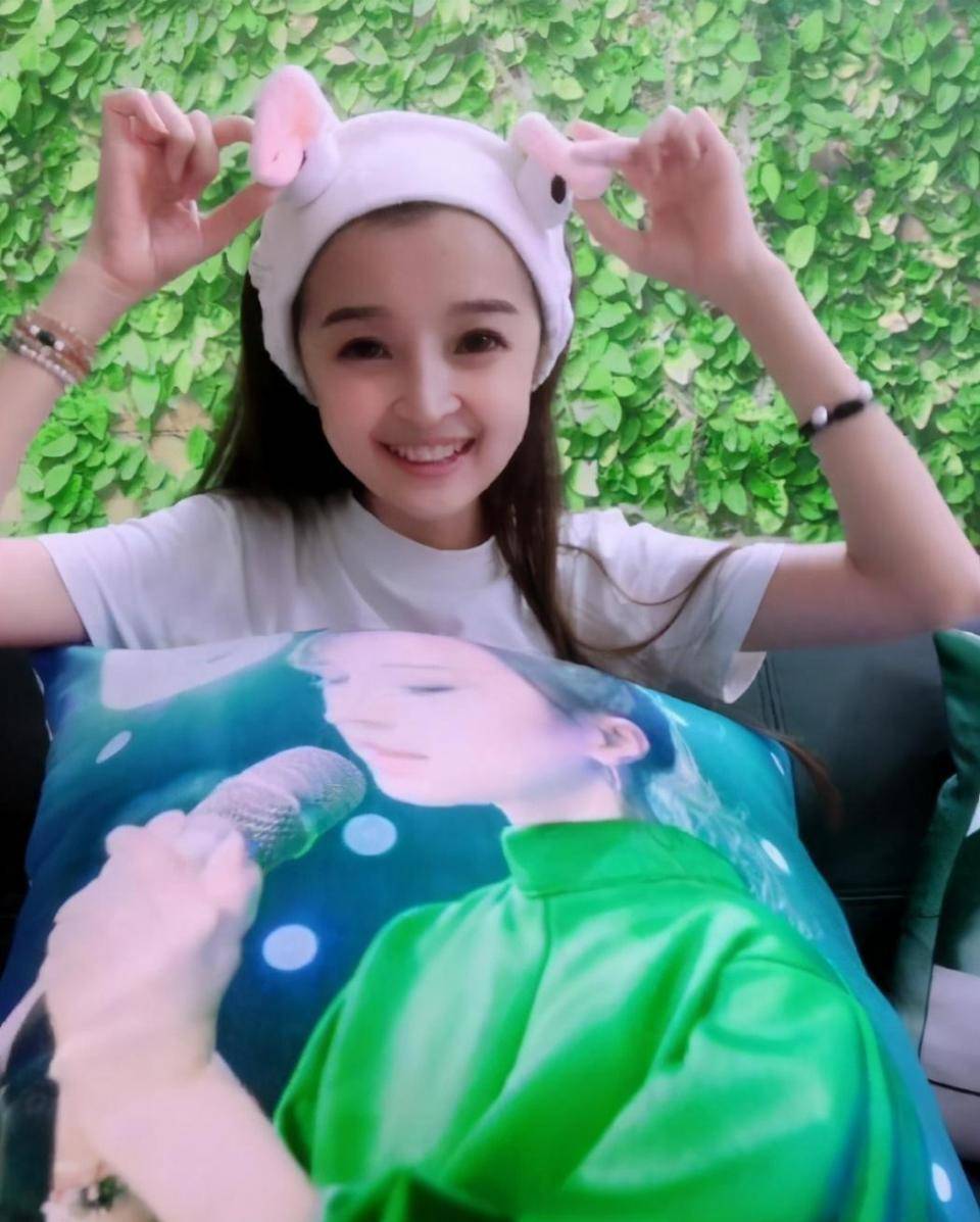 90厘米的"袖珍女孩",曾不顾反对执意诞下一娃,现如今却后悔了