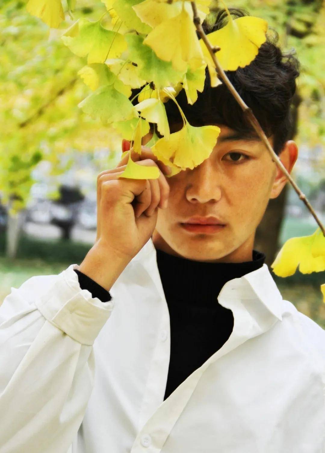 姚远与万物凋零的秋天多么搭配极简之风长裤宽松休闲上衣黑白相间摄影