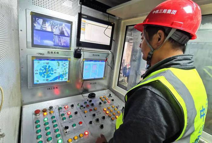 北京地铁3号线一期首站封顶 全线首台盾构机始发