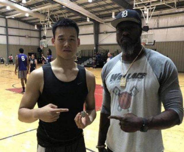 虽然和年少成名的黄荣奇等人相比,景菡一的身高,臂展和弹跳能力着实