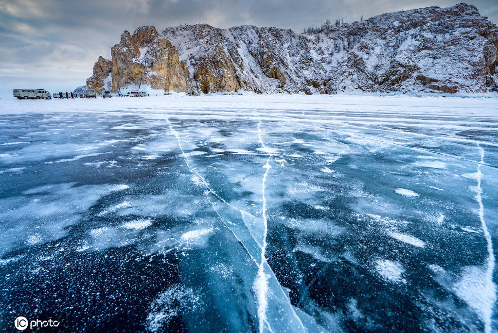 贝加尔湖冬日宛如冰雪仙境 神奇气泡冰吸眼球
