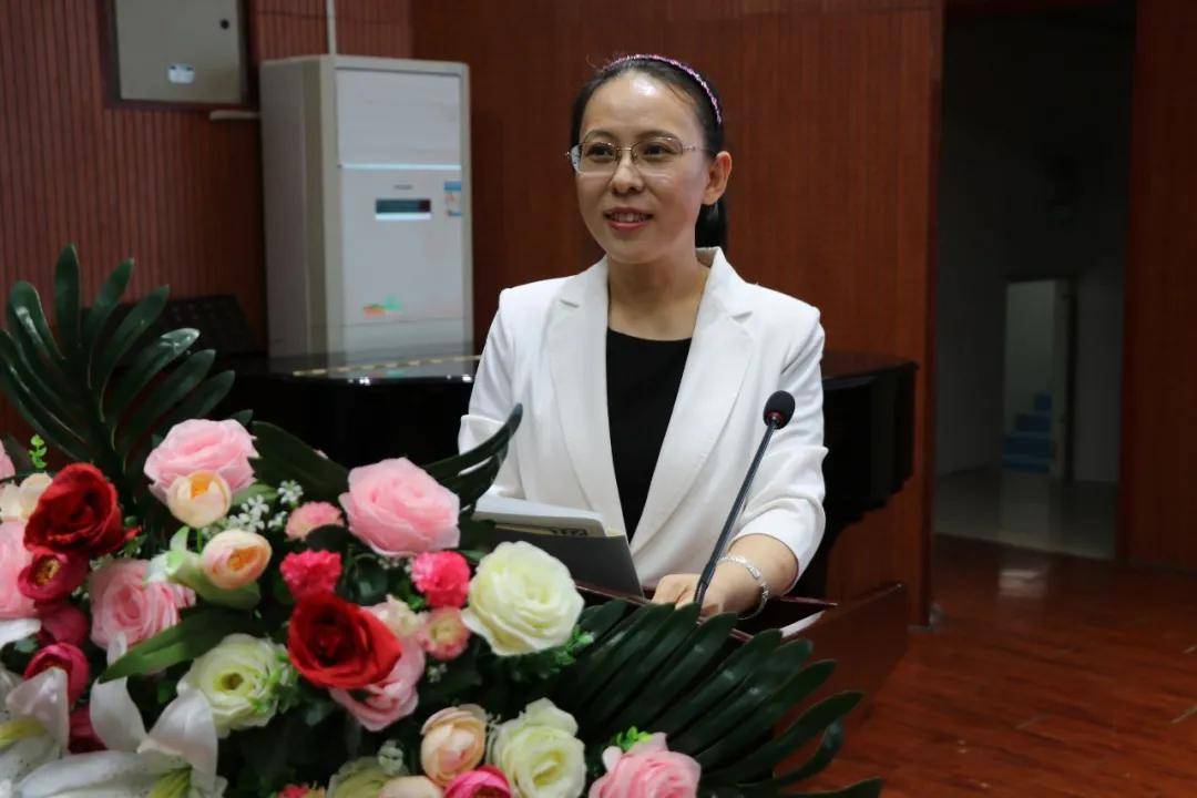 石永丽老师主持本次活动