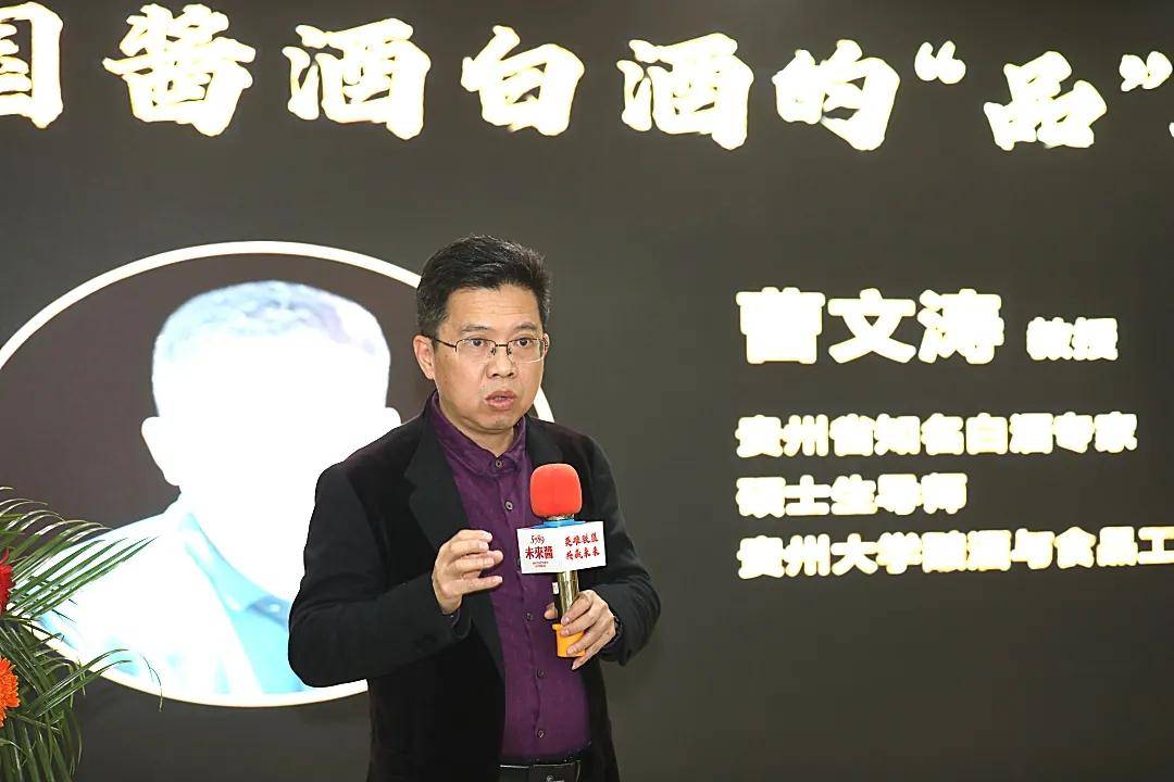 曹文涛教授签约之后,现场进行了颁奖仪式,授予邱树毅院长,曹文涛教授