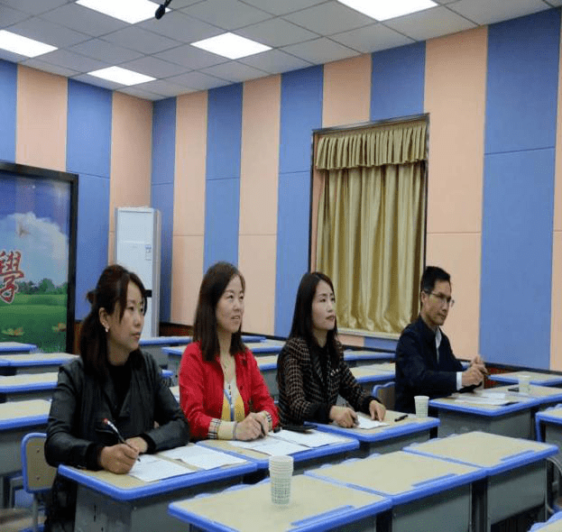 宁夏西吉中学"四有"教师王朝霞,掬水月在手,弄花香满衣