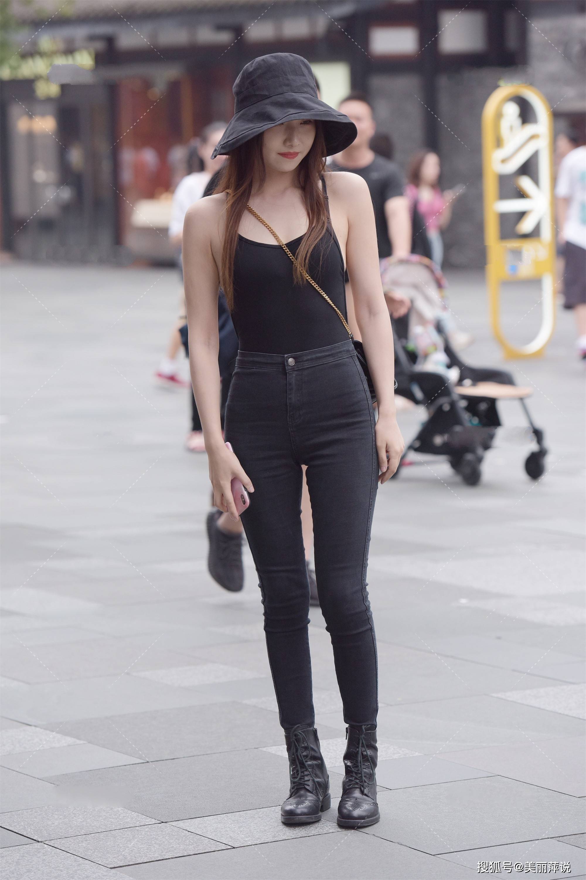 美女街拍:背心穿着很凉快,搭配黑色裤子,显休闲风