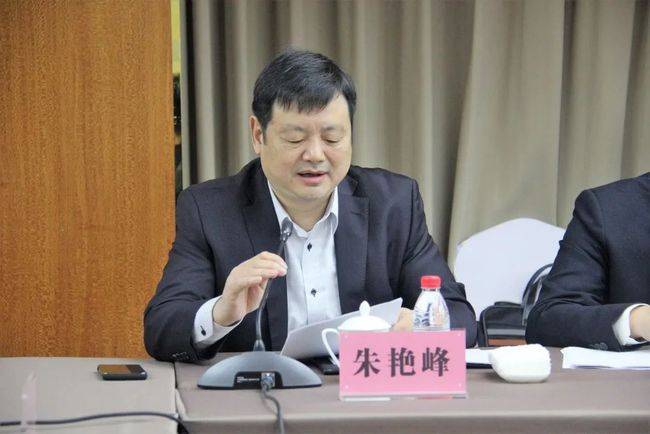 业分会秘书长 朱艳峰副会长们积极发表建议,洛阳东山宾馆总经理郭昂