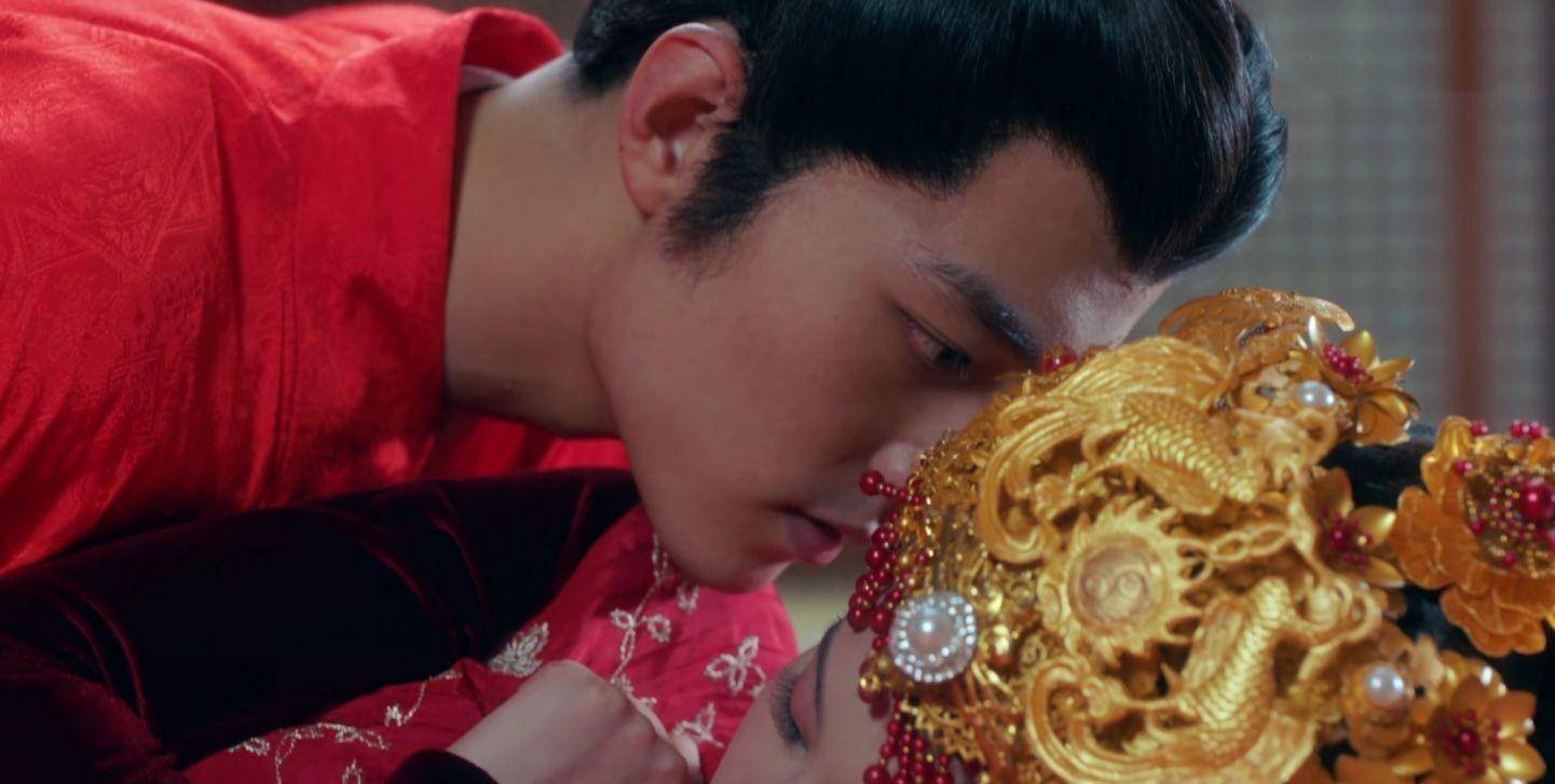 《狼殿下》肖战和李沁"洞房",这眼神和动作太撩,演技提高太多