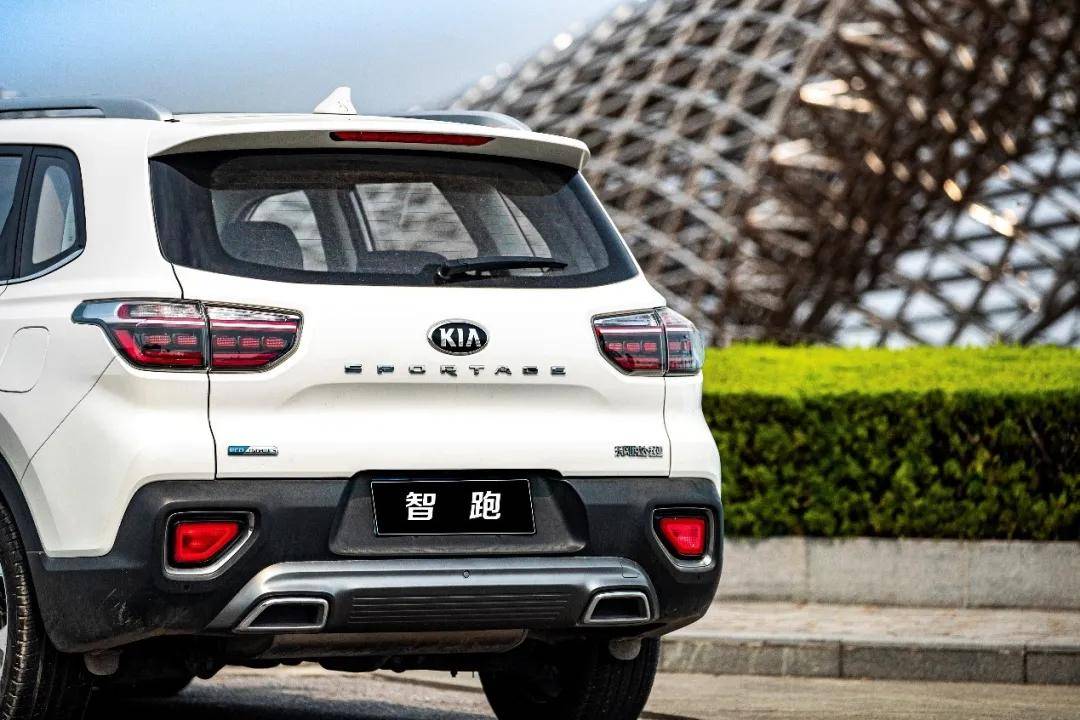 东风悦达起亚智跑整体造型,并没有走激进和夸张的路线,整体来看智跑无
