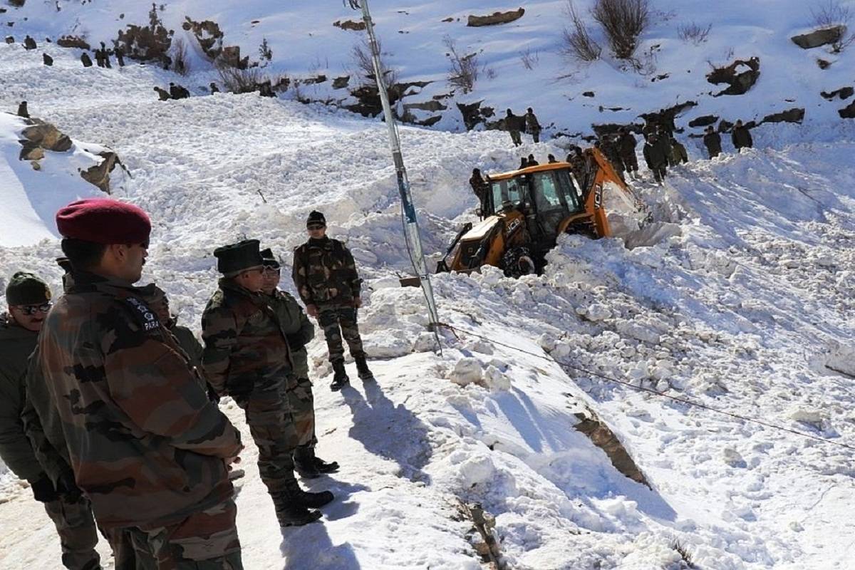印军刚吹嘘高原营房,边境哨所就被雪崩埋葬,多名士兵非死即伤