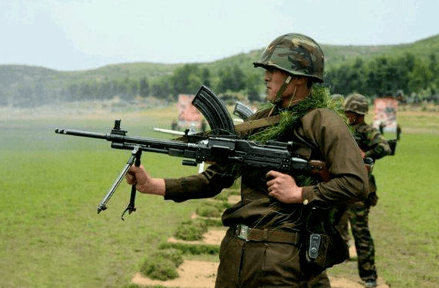 影视剧中总是端着机枪扫射现实中可行吗老兵说出实话