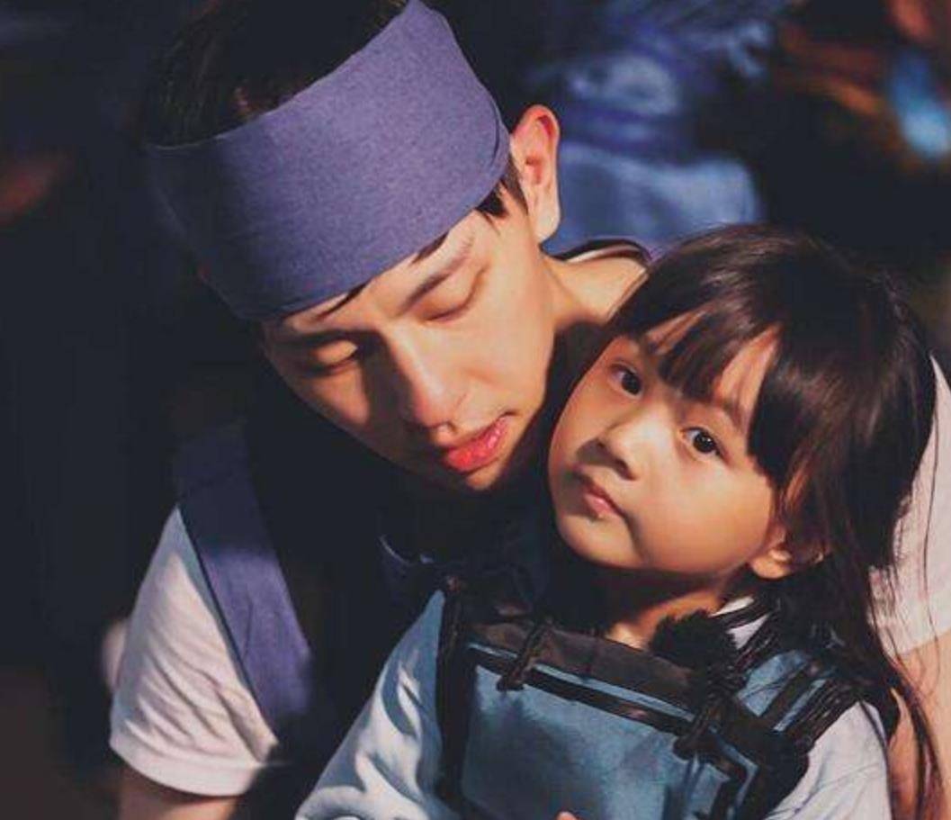 邓伦"女儿"才是开挂式长大,7岁拥有大长腿,美成真人版洋娃娃