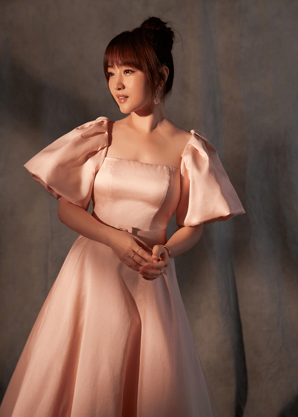 杨钰莹近照居然逆生长穿粉色长裙秀凹凸感哪像49岁大妈