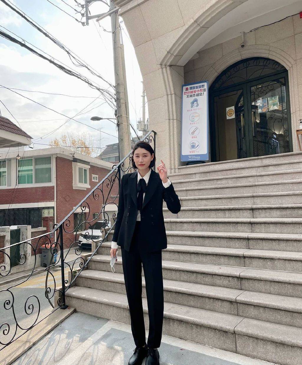 霸道总裁范!女排金软景穿黑色西装亮相,英姿飒爽帅气逼人