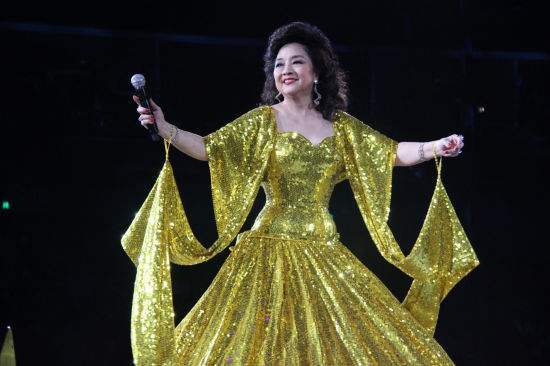 宁可离婚也不愿改"国籍",春晚为她破例,如今69岁依然受尊重!_徐小凤