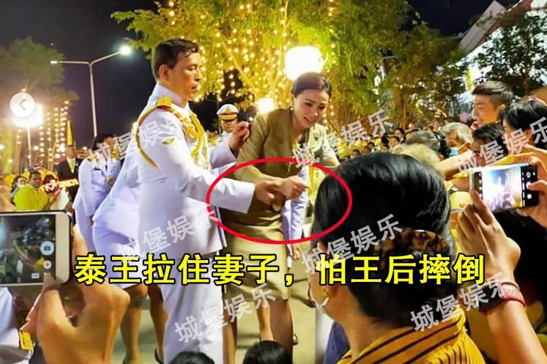 苏提达王后心细又温柔,手握纸巾给泰王擦拭汗水,眼神充满了爱意