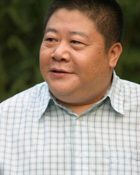 演"汉奸"走红成国家一级演员,对保安动粗惹争议,遇车祸险丧命