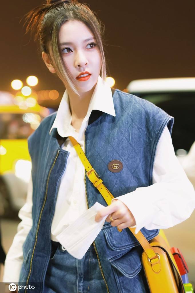 宋妍霏一袭丸子头利落现身摘下口罩秀绝美精致颜