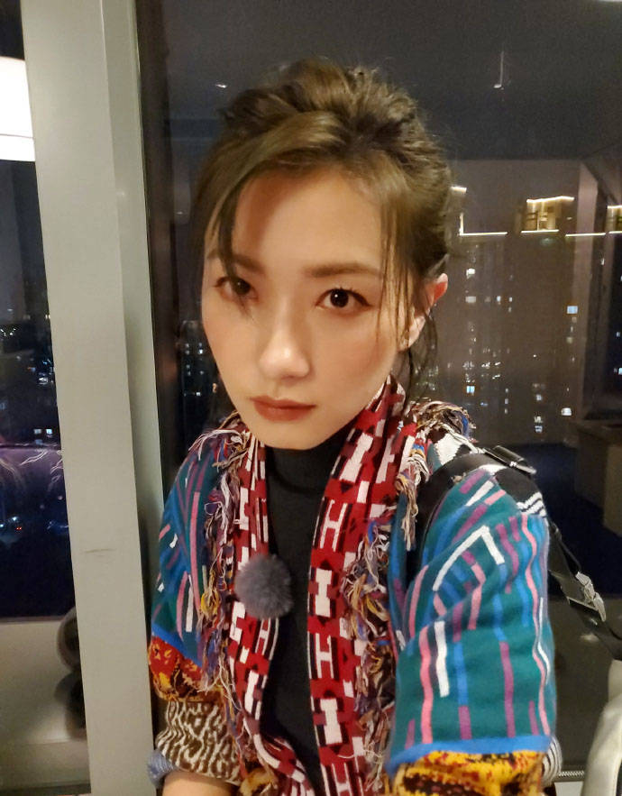 万茜晒360度自拍近照来看看38岁的明星皮肤和颜值怎么样