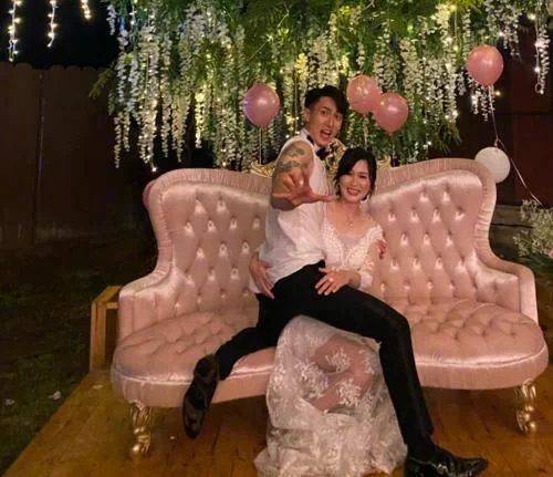 吴尊坐老婆腿上,他手的位置是"丈夫专属",林丽颖