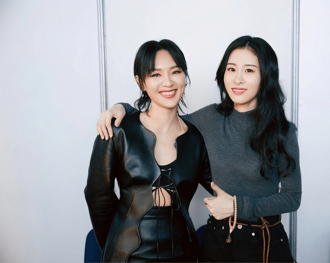 中国好声音最火的冠军学员张碧晨和好友的合照赵丽颖鹿晗张杰那英